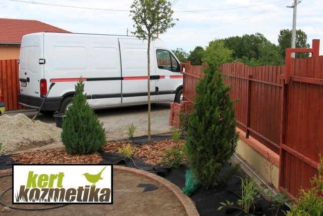 Geotextil és fenyőkéreg takarás Ecseren – gyomosodás ellen