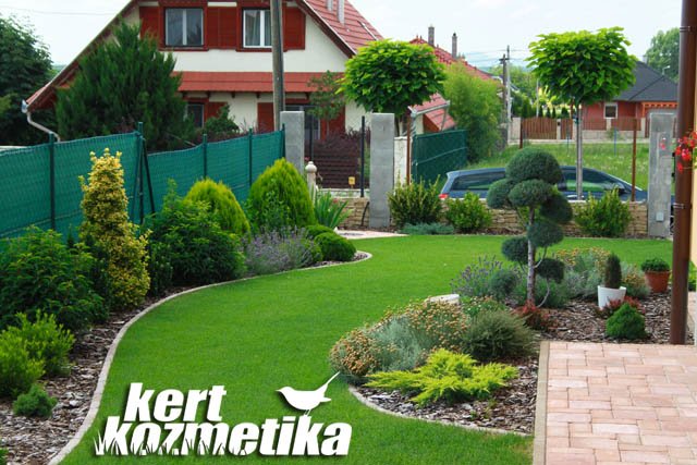 Elkészült ecseri örökzöldes kert – összkép