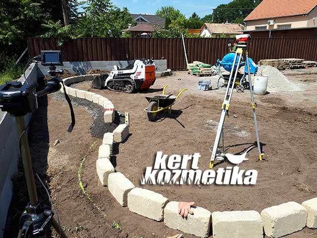 Magaságyás és támfal építése Gyömrőn