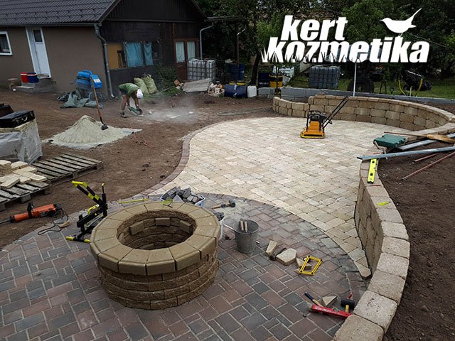 Sütögető és játszórész térburkolása Gyömrőn