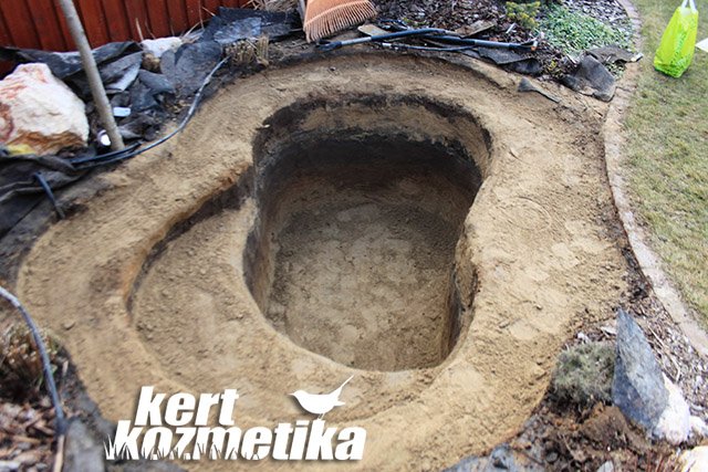 Kerti tó építés Ecseren – fólia, szűrés és szikladíszítés